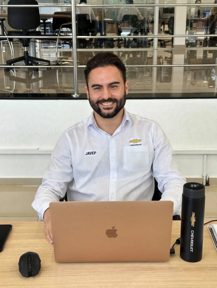 Anderson Rodrigues, especialista em consórcio em Araçatuba, sorrindo à mesa de trabalho